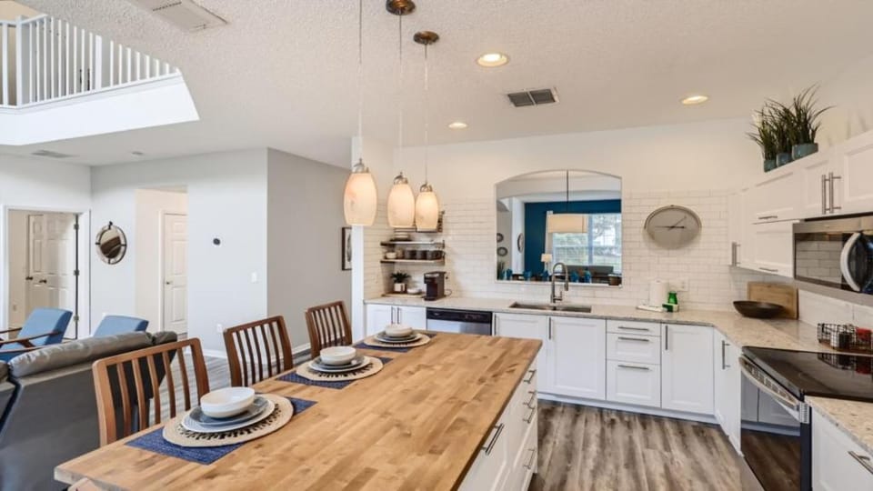 Kitchen or kitchenette, Dining area, Communal kitchen