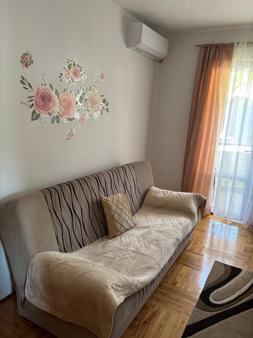 Bed, Living room, Seating area, air conditioner