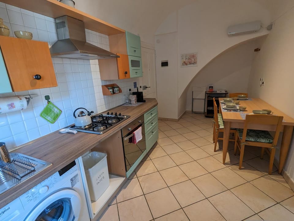 Coffee/tea facilities, Kitchen or kitchenette, Dining area, pet friendly, stove, washing machine