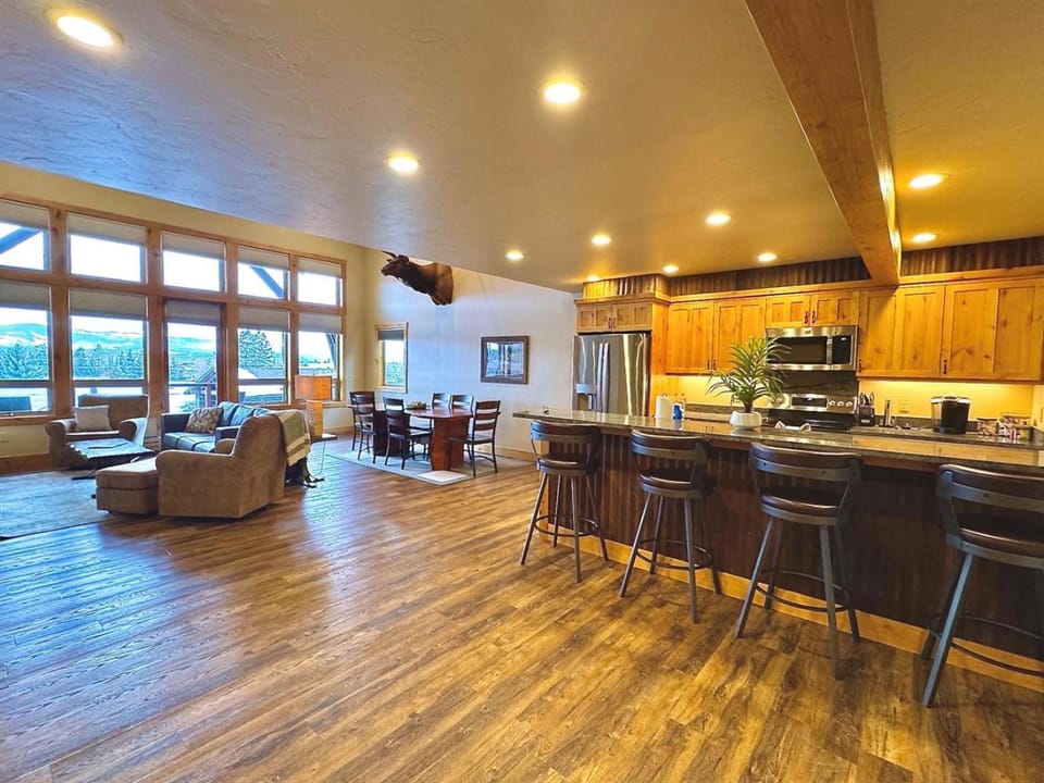 Eagle Bend Townhome w King Suites & Amazing Views House in Bigfork
