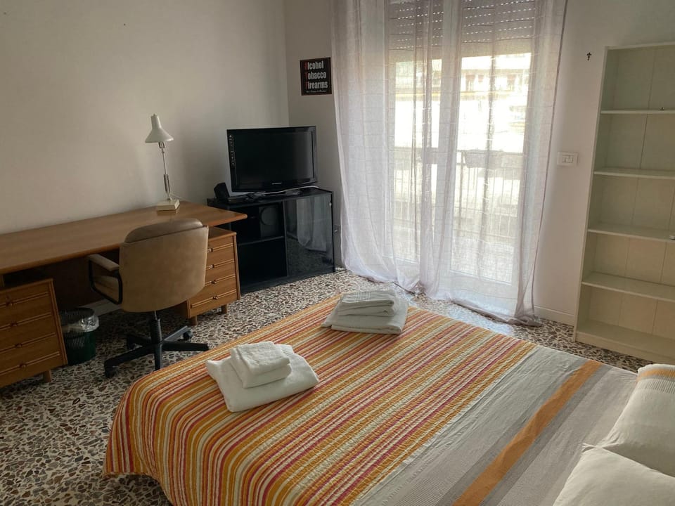Bed, TV and multimedia, Bedroom, towels