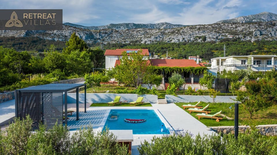 Property building, Balcony/Terrace, Swimming pool