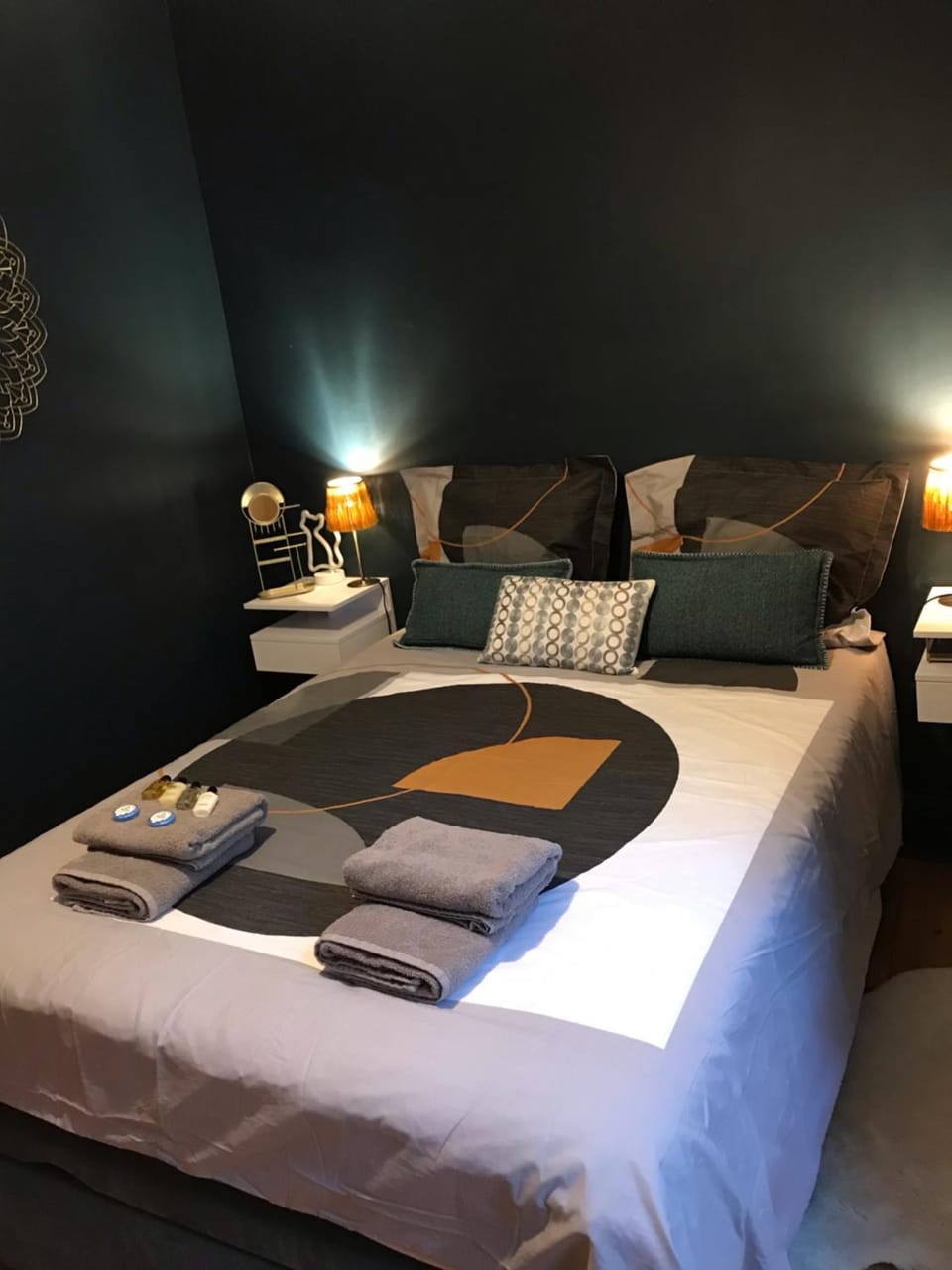 Bed, Photo of the whole room, towels