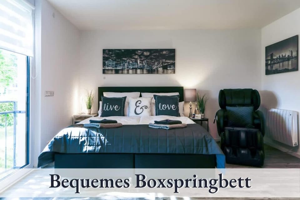 Bed, Photo of the whole room, Seating area, Bedroom
