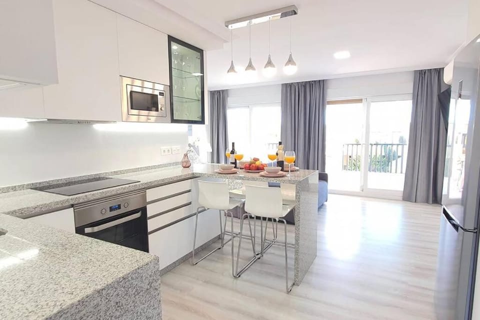 Kitchen or kitchenette, Food and drinks, Dining area, Food, oven, stove