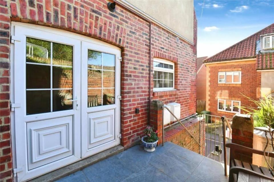 Facade/entrance, Balcony/Terrace