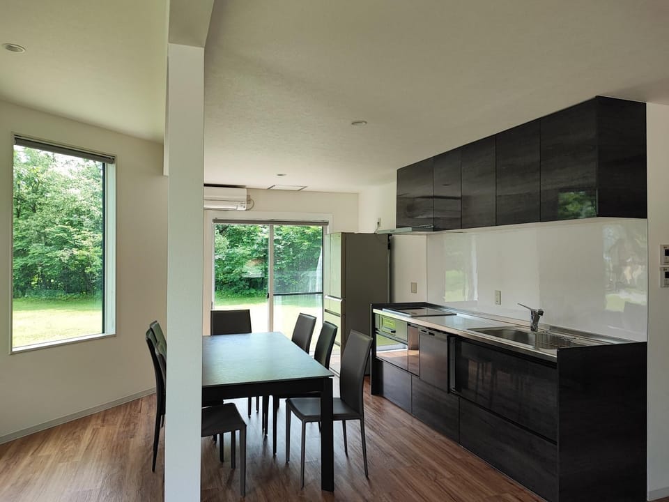 Kitchen or kitchenette, Dining area, minibar, stove