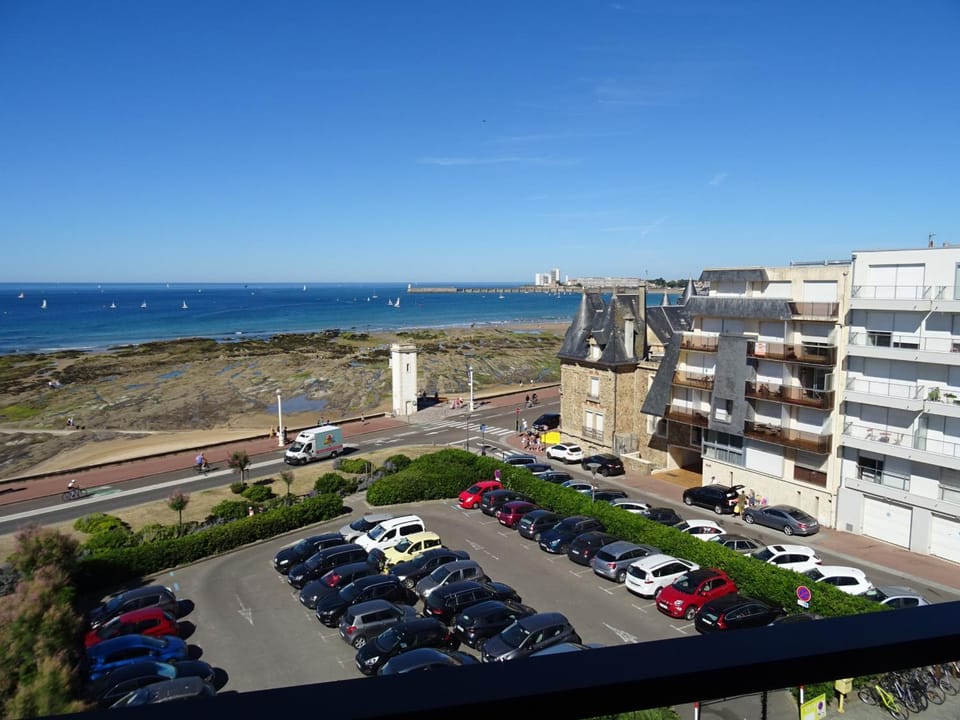 Studio 3* avec Alcôve, Balcon Face Mer, Plage à 150m - Les Sables-d'Olonne - FR-1-92-921 Apartment in Les Sables-d'Olonne
