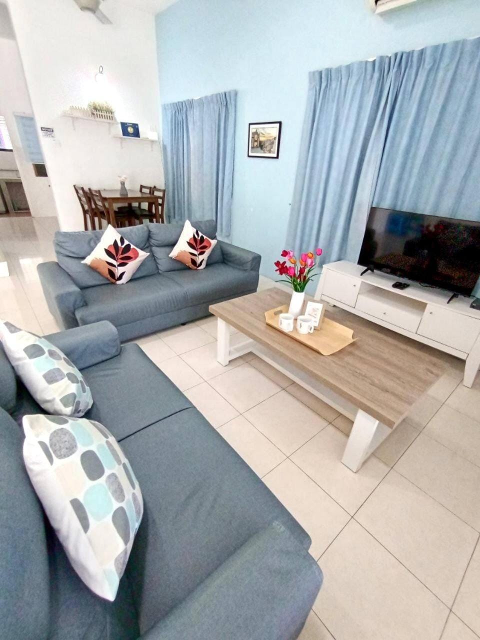 Santorini 4 Bedrooms Full Air Cond Entire Home by Grab A Stay House in Ipoh