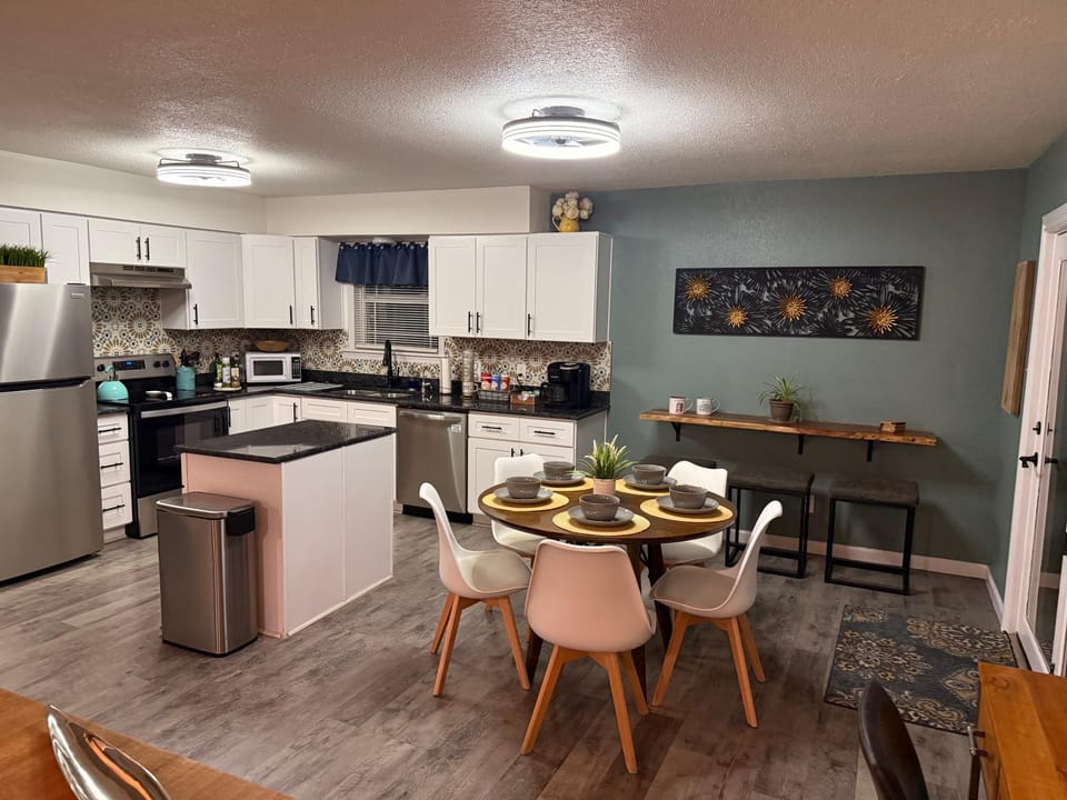 Kitchen or kitchenette, Dining area