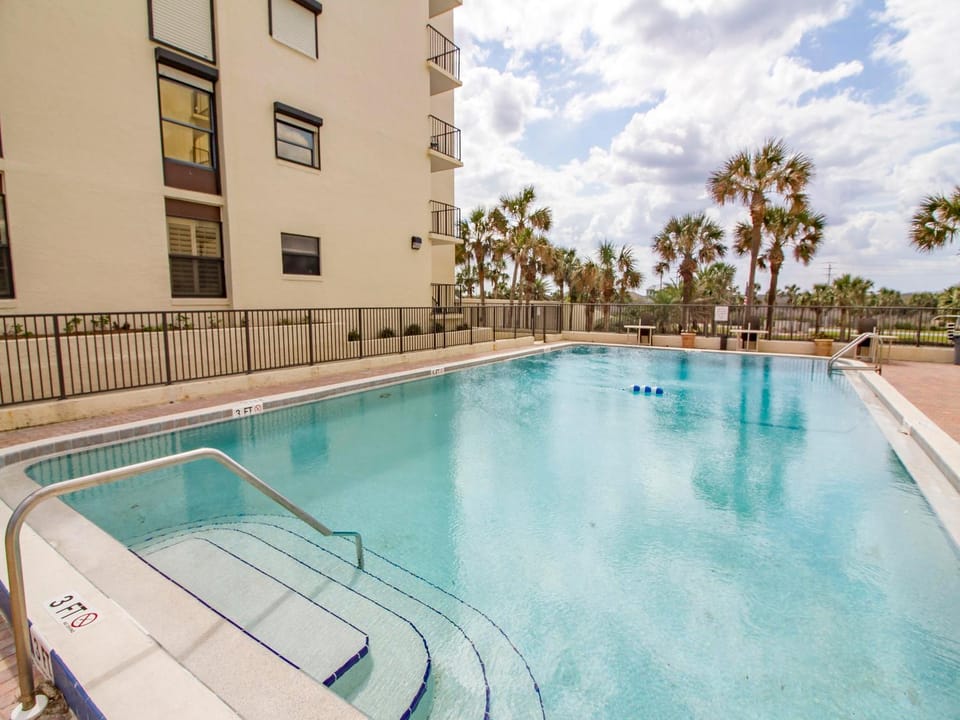 Property building, Garden, Balcony/Terrace, Swimming pool