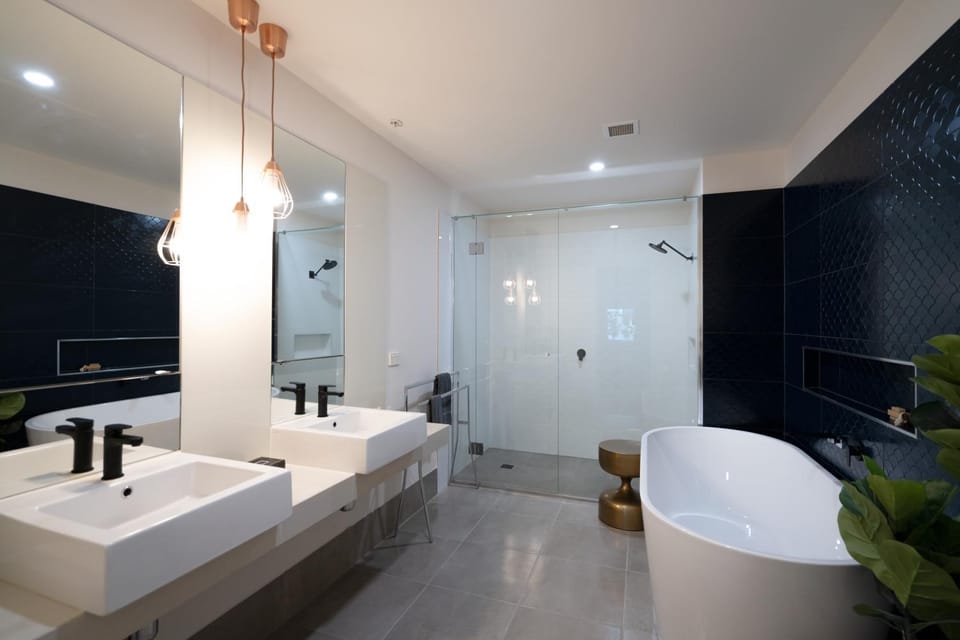 Shower, Toilet, Bathroom, Bath