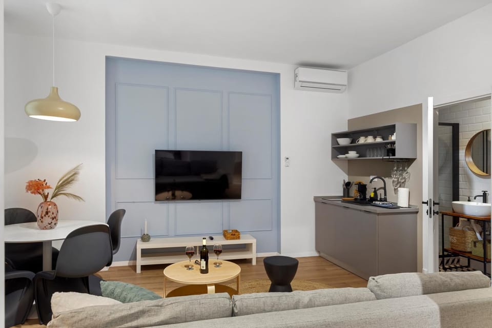 TV and multimedia, Coffee/tea facilities, Kitchen or kitchenette, Living room, Seating area, Dining area, air conditioner