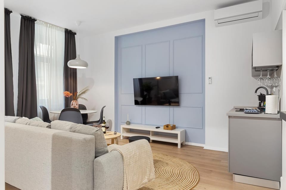 TV and multimedia, Kitchen or kitchenette, Living room, Seating area, Dining area