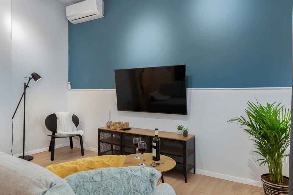TV and multimedia, Living room, Seating area, air conditioner