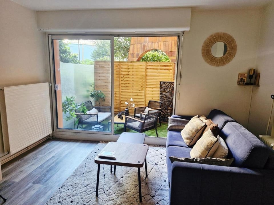 Patio, Living room