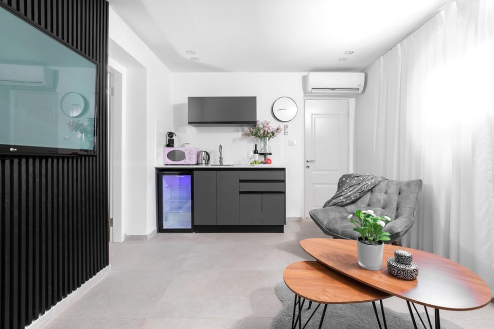 Kitchen or kitchenette, Living room