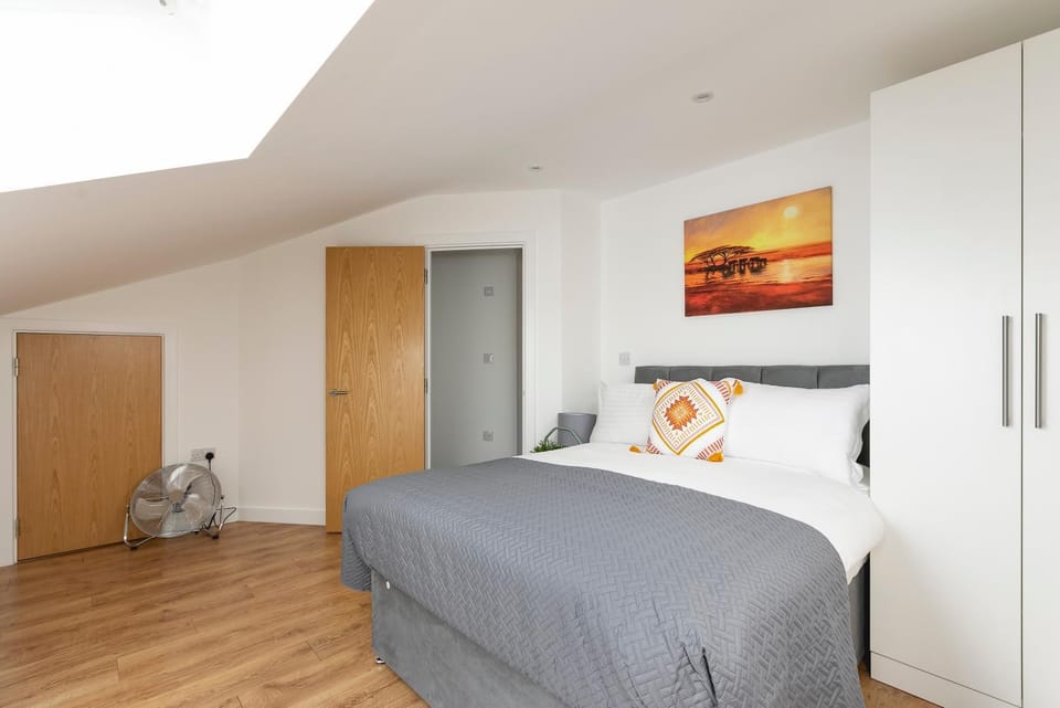 Photo of the whole room, Bedroom