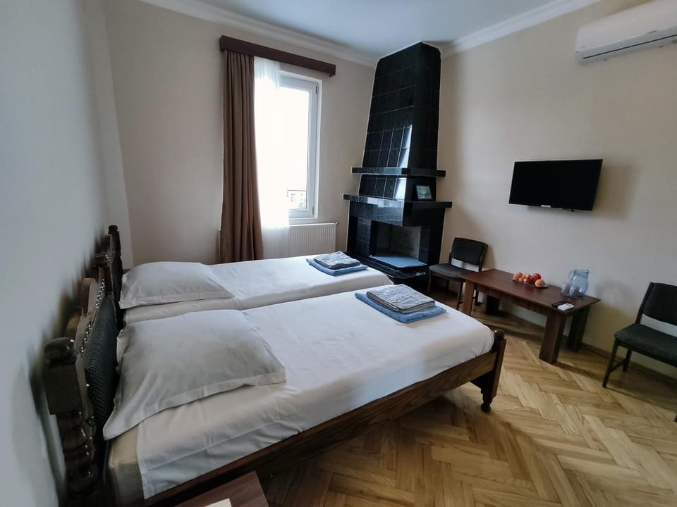 Bed, TV and multimedia, Photo of the whole room, towels