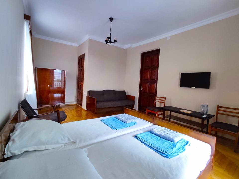 Bed, TV and multimedia, Living room, Photo of the whole room, Seating area, Bedroom