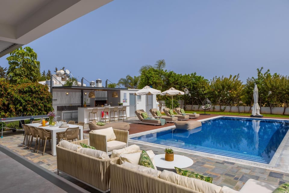 Property building, Patio, Day, BBQ facilities, Garden, Balcony/Terrace, Garden view, Pool view, Swimming pool, Swimming pool, sunbed