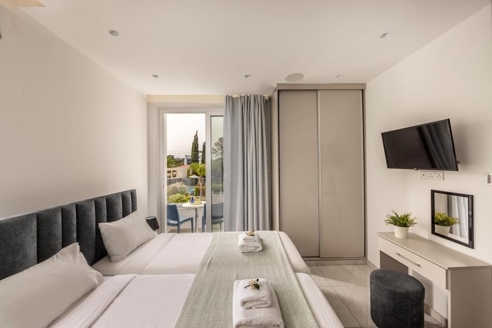 Bed, TV and multimedia, Living room, Photo of the whole room, Seating area, Bedroom, towels