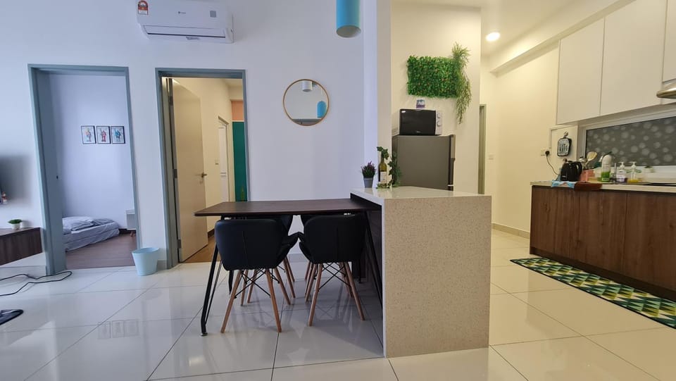 Kitchen or kitchenette, Dining area