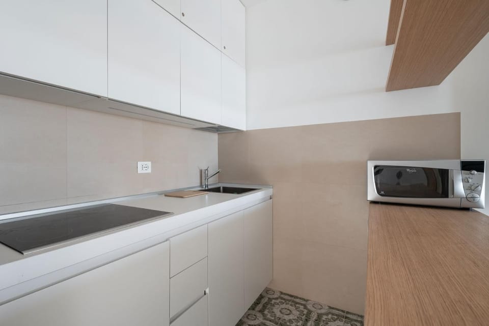 Kitchen or kitchenette, dishwasher, stove