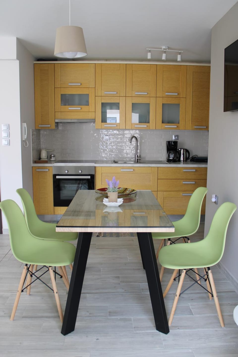 Kitchen or kitchenette, Dining area