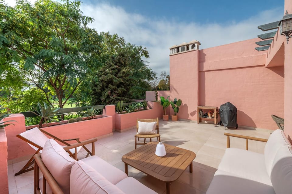 Property building, Day, Balcony/Terrace, Balcony/Terrace, Seating area