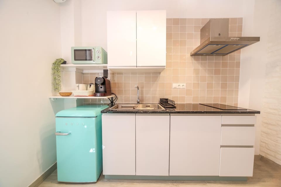 iYOURBASICS Lovely Studio Hinestrosa 23 FREE WIFI&AC Apartment in Malaga