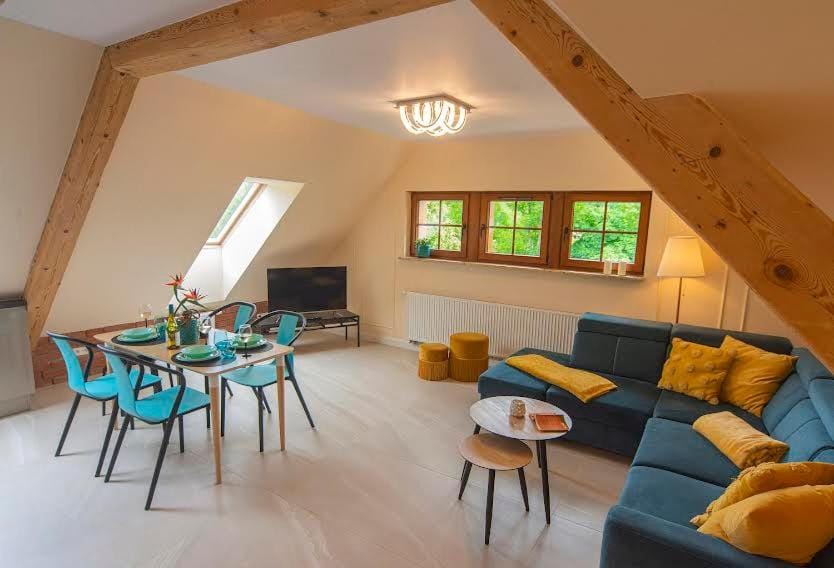 Communal lounge/ TV room, TV and multimedia, Living room, Seating area, Evening entertainment
