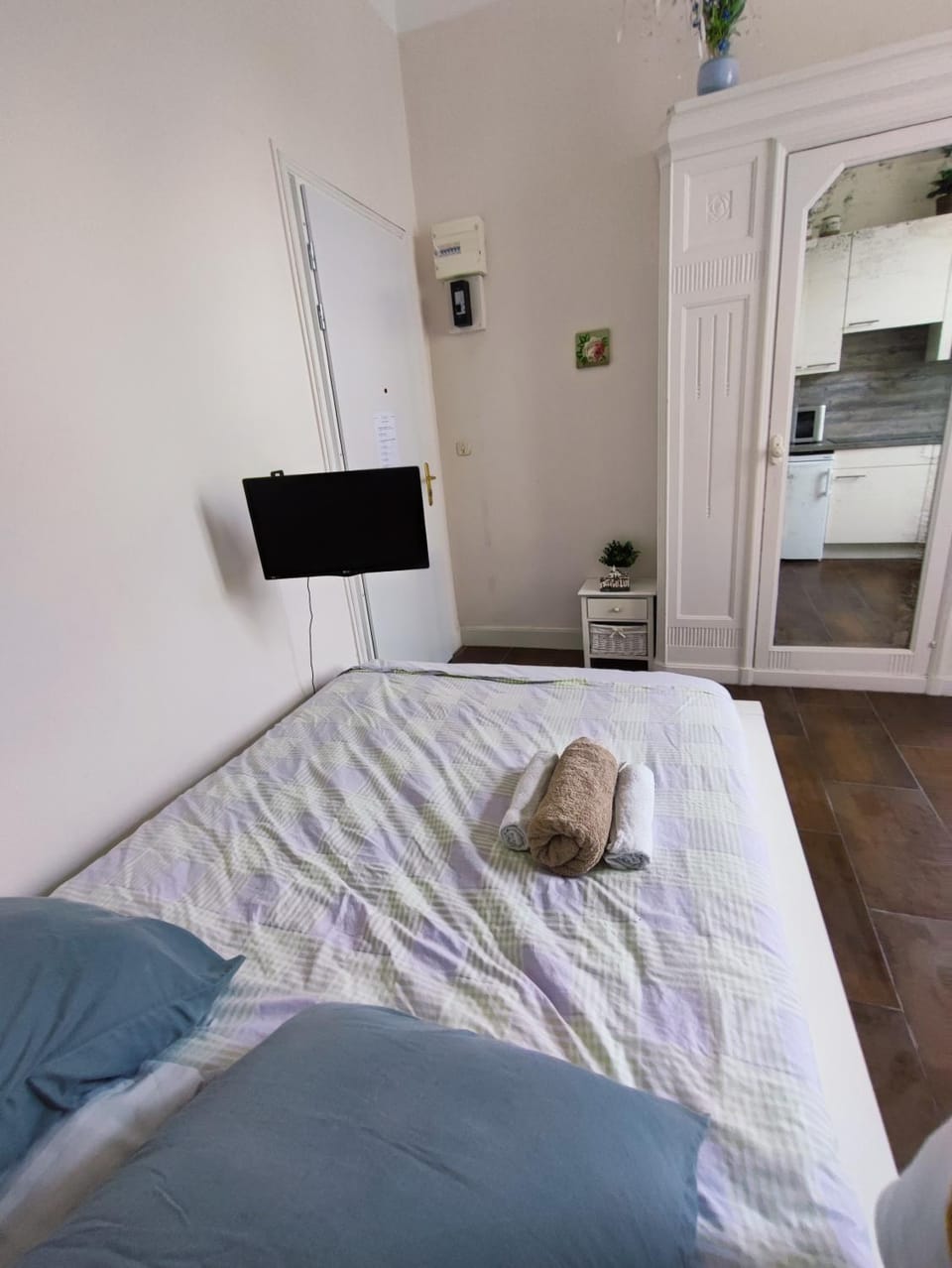Bed, TV and multimedia, Bedroom