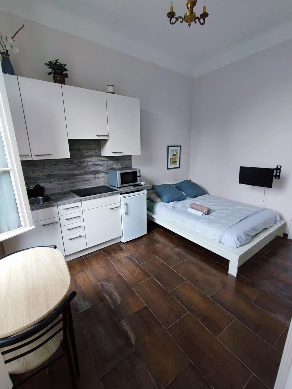 Photo of the whole room, Bedroom, stove