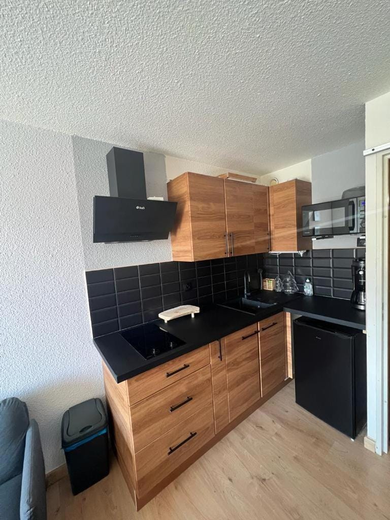 Kitchen or kitchenette, minibar, stove