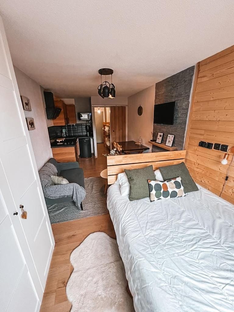 Photo of the whole room, Bedroom