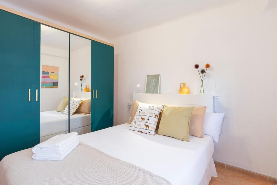 Bed, Bedroom, towels