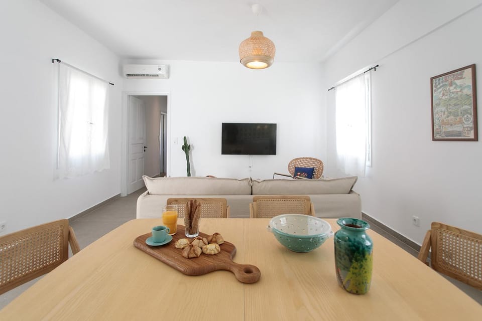 TV and multimedia, Living room, Seating area, Dining area