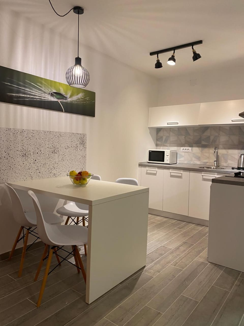Kitchen or kitchenette, Dining area