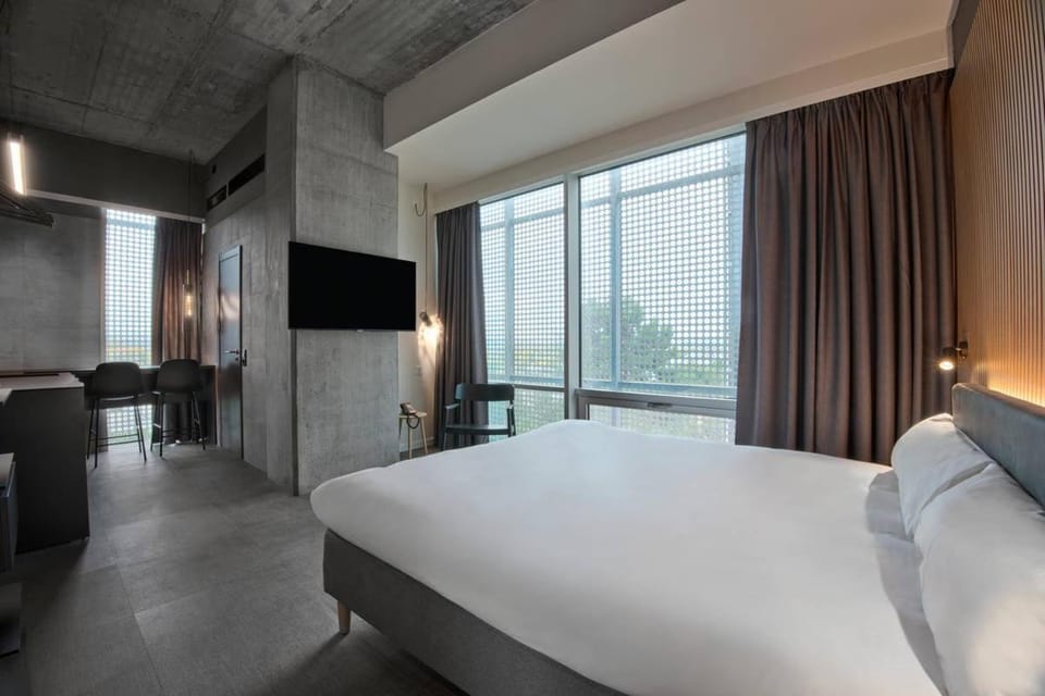 Bed, TV and multimedia, Photo of the whole room, Bedroom, hair dresser