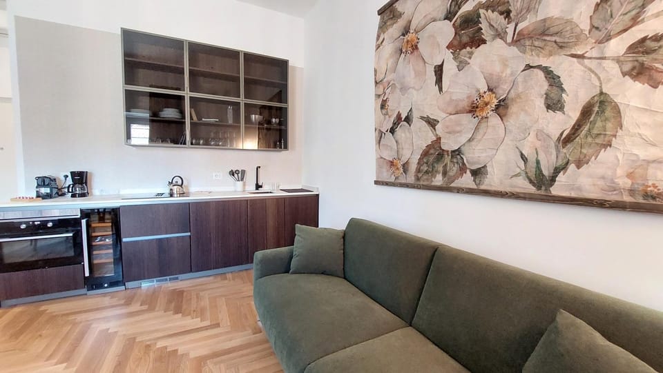 Kitchen or kitchenette, Living room, Seating area, Dining area