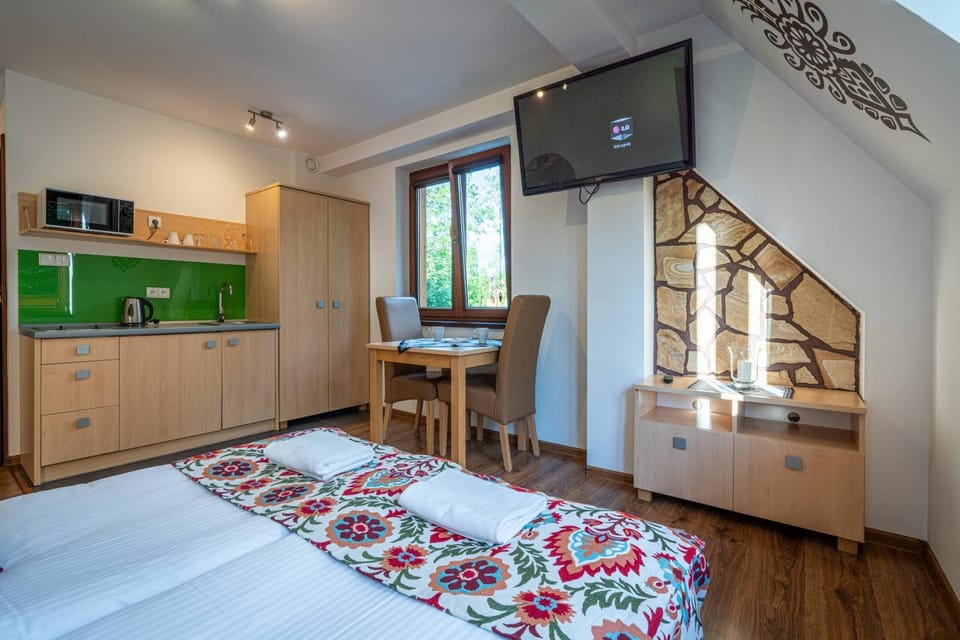 Bed, Kitchen or kitchenette, Photo of the whole room, Dining area, Bedroom