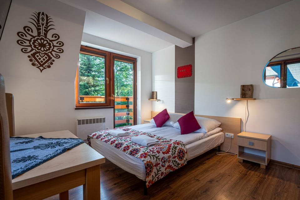 Bed, TV and multimedia, Living room, Photo of the whole room, Seating area, Bedroom, towels