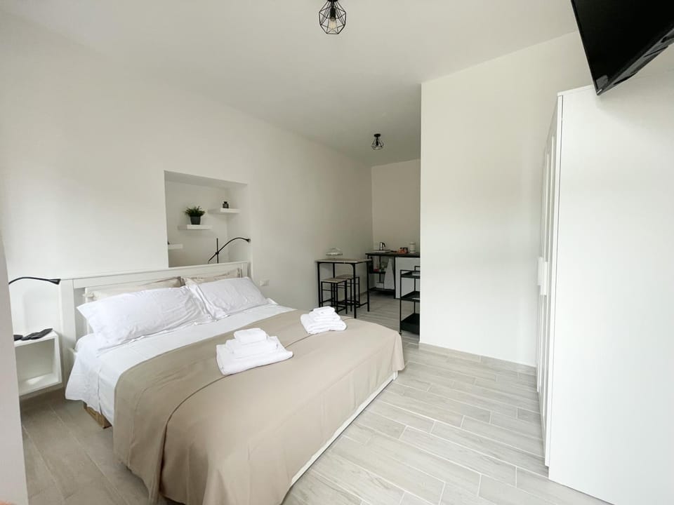 Bed, TV and multimedia, Photo of the whole room, Bedroom, towels