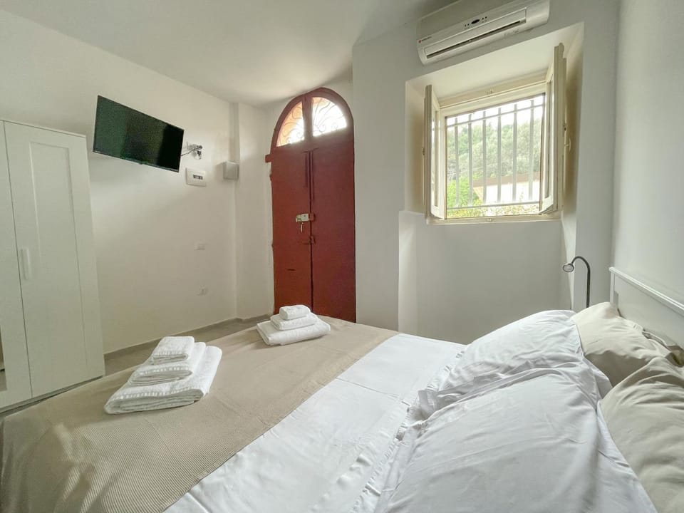 Bed, TV and multimedia, wardrobe, air conditioner