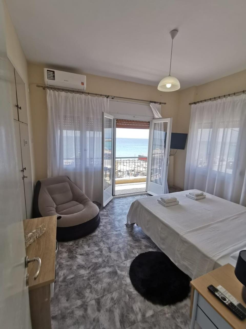 Bed, Photo of the whole room, Bedroom, air conditioner