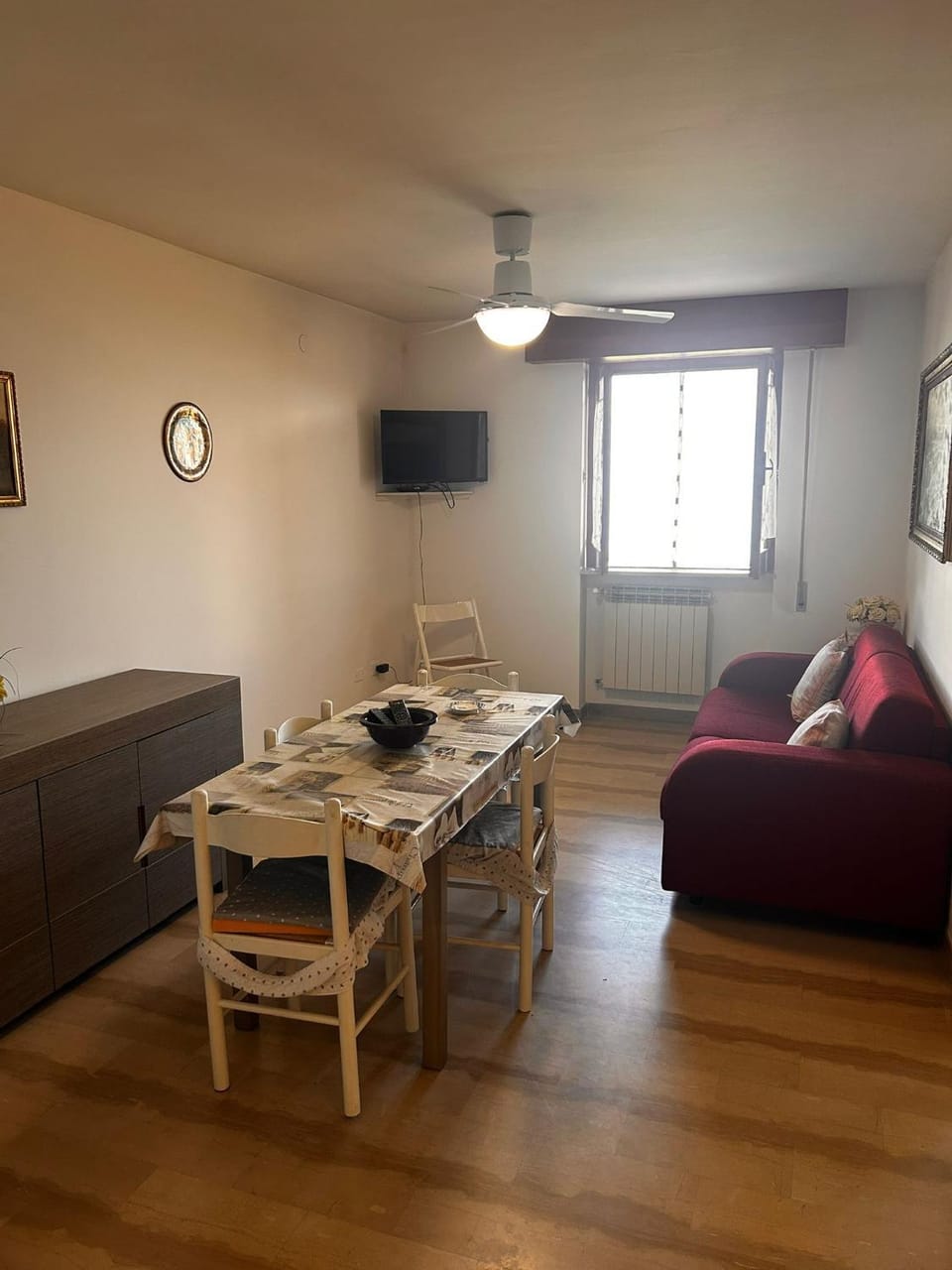 TV and multimedia, Living room, Seating area, Dining area