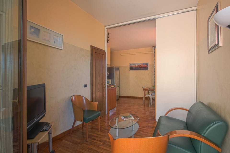 TV and multimedia, Living room, Seating area, air conditioner