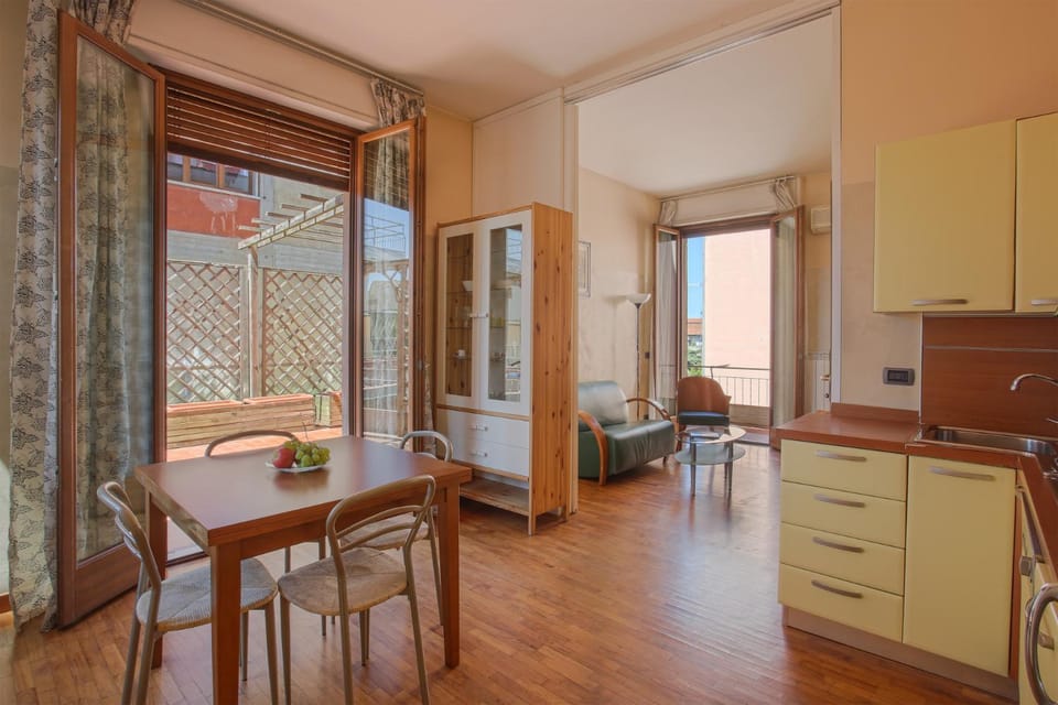 Kitchen or kitchenette, Living room, Seating area, Dining area, stove