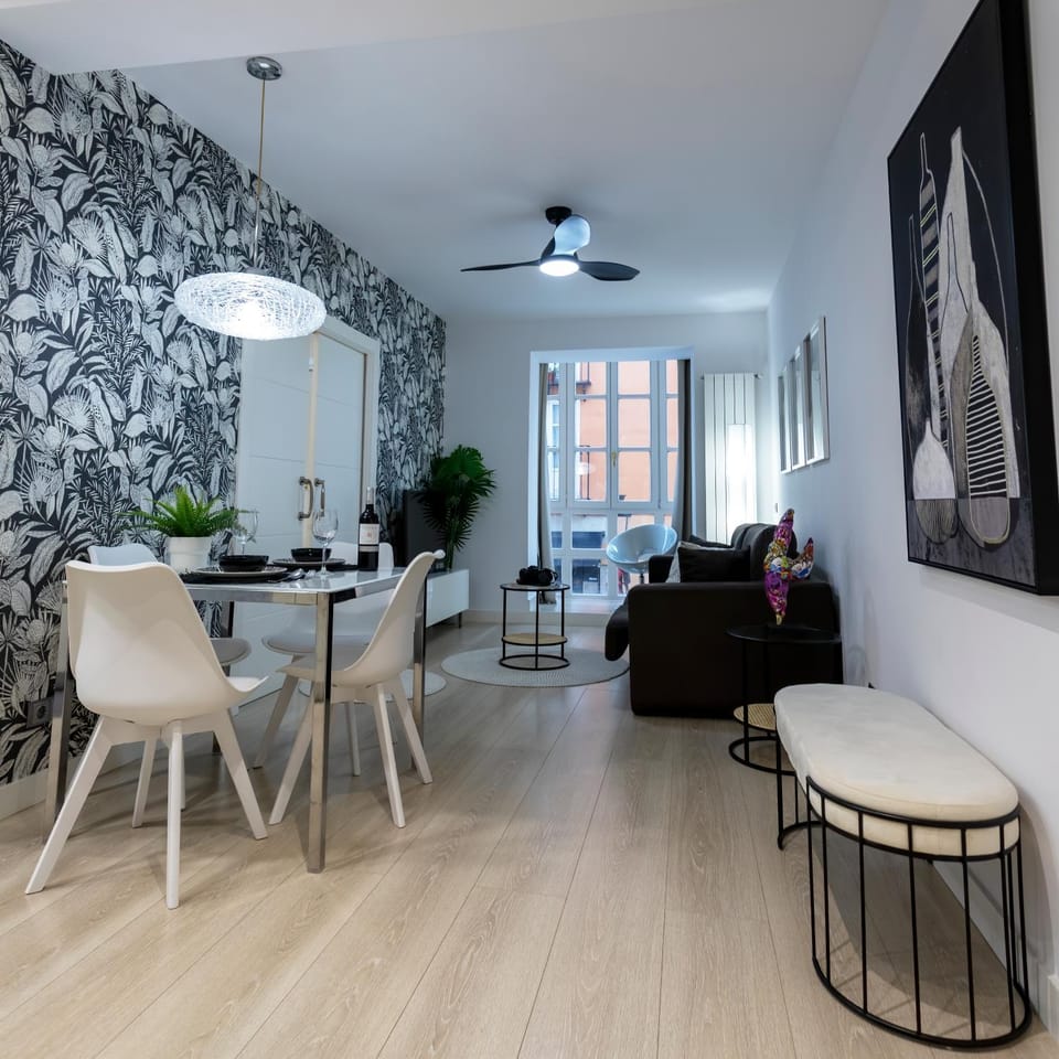 TV and multimedia, Living room, Seating area, Dining area